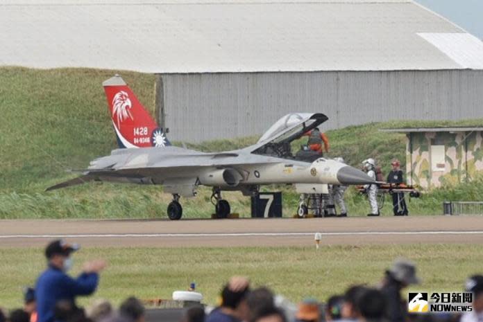 ▲2017年11月21日，新竹基地開放舉行全兵力預演時，一架IDF經國號戰機表演完降落時發動機失效，飛機在地面降落後APU（輔助動力系統)排氣孔冒出黑煙。（圖／記者陳明安攝 ）