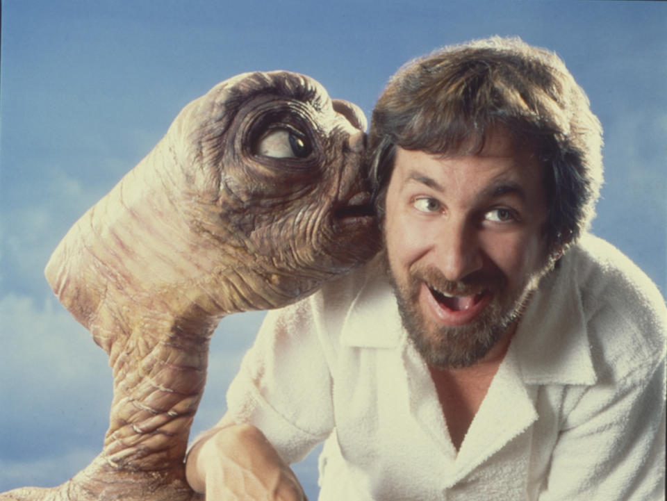 Los Ángeles - ALREDEDOR de 1982: E.T.: El extraterrestre y Steven Speilberg posan para un retrato en Los Ángeles, California (Foto de Aaron Rapoport/Corbis/Getty Images)