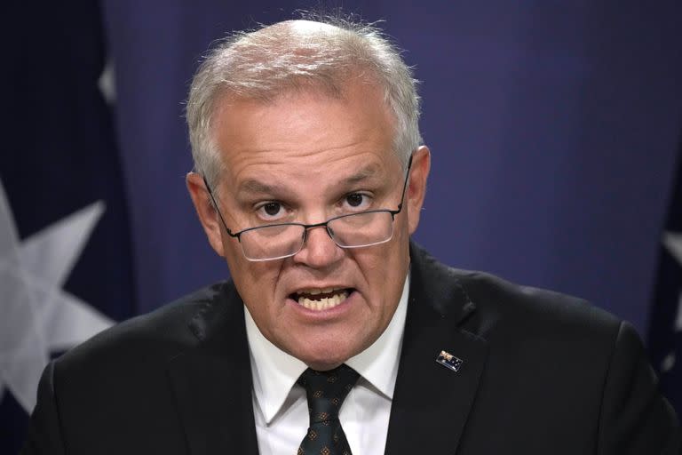 El primer ministro de Australia, Scott Morrison, habla sobre la situación en Ucrania en una conferencia de prensa en Sydney, el miércoles 23 de febrero de 2022. Morrison dijo que las sanciones financieras dirigidas y vetos de viaje serían las primeras medidas en respuesta ala agresión rusa hacia Ucrania. (AP Foto/Rick Rycroft)