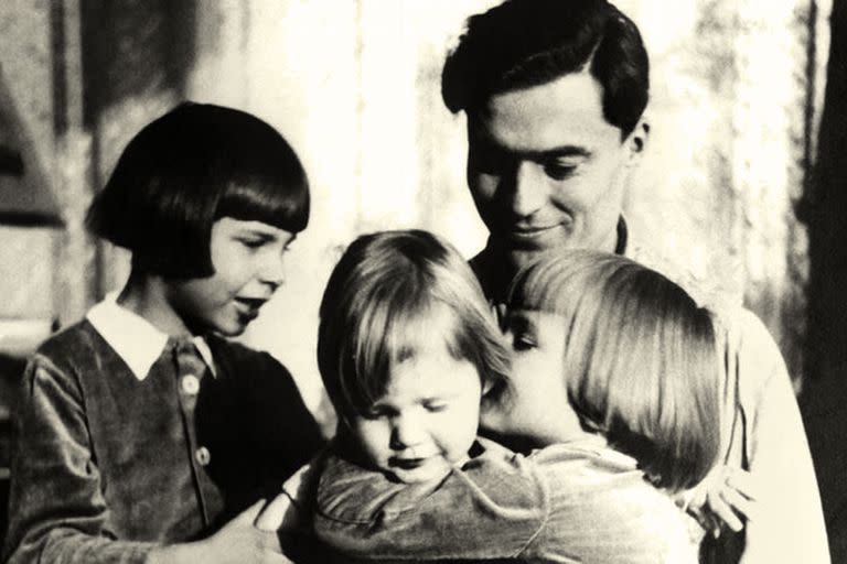 Coronel Claus Schenk Graf von Stauffenberg con sus hijos