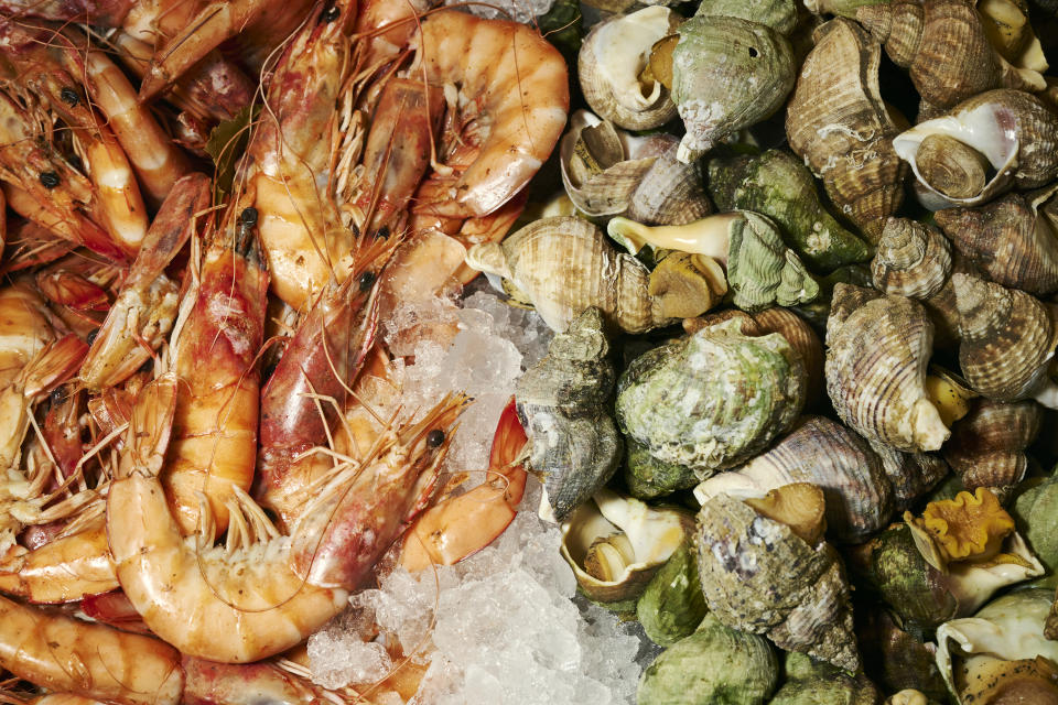 Camarones al vapor y bocinas en hielo en el Bacchanal Buffet de Caesars Palace en Las Vegas, el 21 de junio de 2023. (Bridget Bennett/The New York Times).