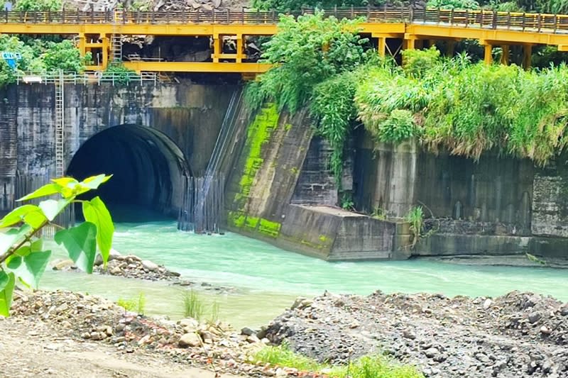 曾文水庫集水區近日降雨豐沛，蓄水量接近滿庫，10日晚間開始透過永久河道放水口進行調節性放水，至11日上午11時仍持續。（中央社）