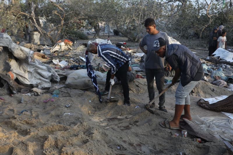 Palestinians search for victims after a series of Israeli raids on the tents of displaced people in the Mawasi area of ​​Khan Younis, which resulted in a large number of deaths and injuries in the southern Gaza Strip. Abed Rahim Khatib/dpa