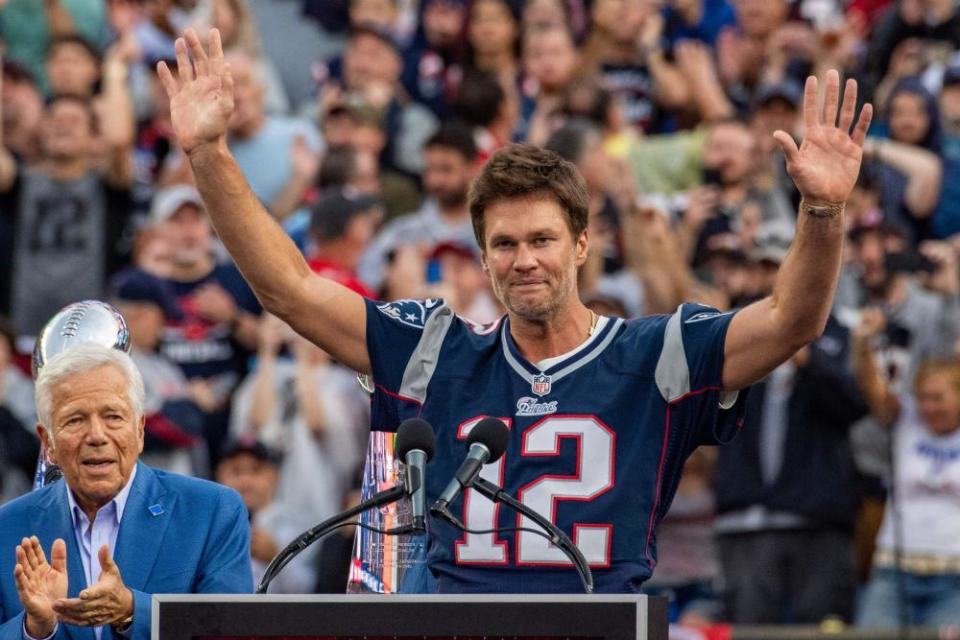 Tom Brady spricht mit den Fans, während er in der Halbzeitpause geehrt wird.