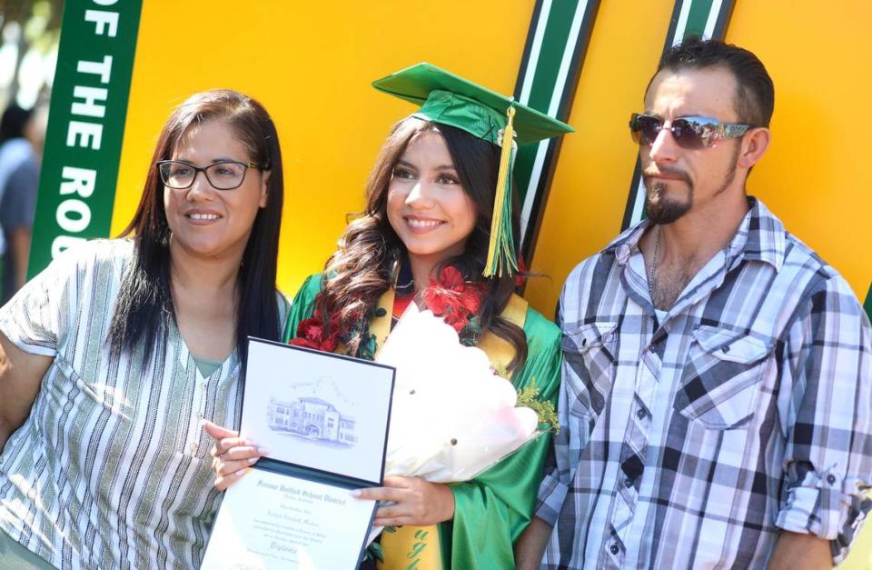 Aaliyah Méndez, graduada de Roosevelt High, fue una de los 103 estudiantes de último año de las 11 escuelas preparatorias del Distrito Escolar Unificado de Fresno que participaron en la ceremonia de graduación de verano celebrada en el Audra McDonald Theater de Roosevelt High School, el viernes 14 de julio.