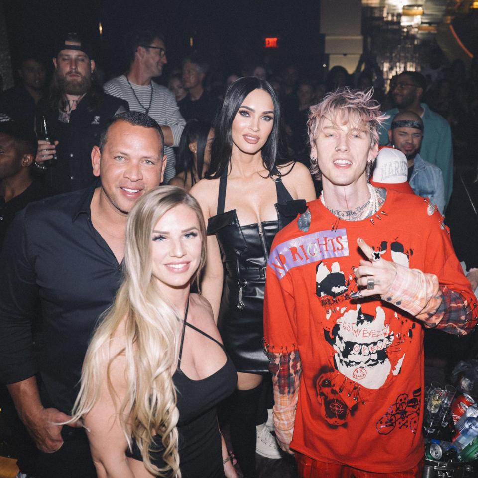 <p>En Las Vegas captamos al ex de <strong>JLO</strong>, <strong>Alex</strong> <strong>Rodríguez</strong> (izq.), acompañado de una bella rubia tras el concierto de <strong>Machine Gun Kelly</strong> (der.) con su amada <strong>Megan Fox</strong>. </p>