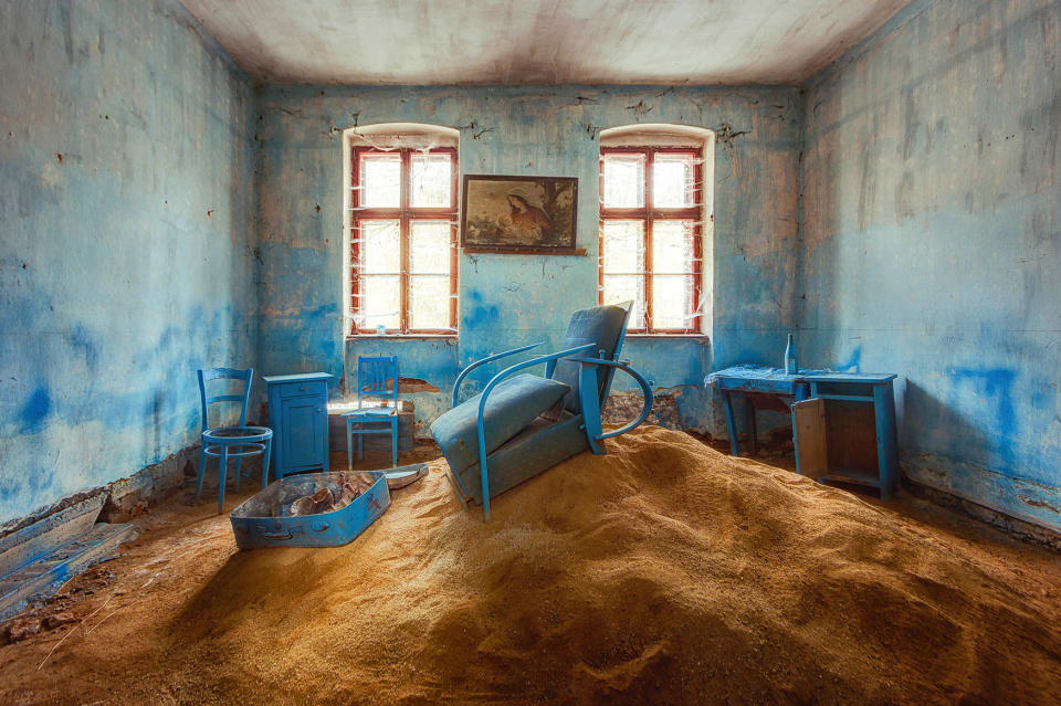 <p>An abandoned sand-filled room. (Photo: Stefan Baumann/Media Drum World/Caters News) </p>