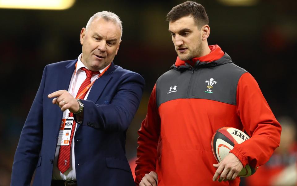 Warburton pictured in discussions with head coach Wayne Pivac  - GETTY IMAGES