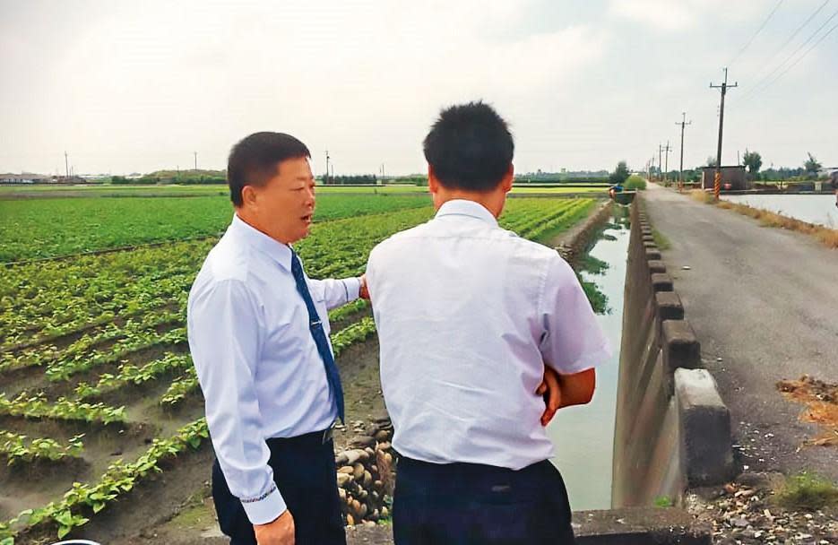 彰化縣大城鄉長蔡鴻喜（左）視察地方工程，他涉及向綠能業者索賄遭起訴。（翻攝大城鄉公所臉書）