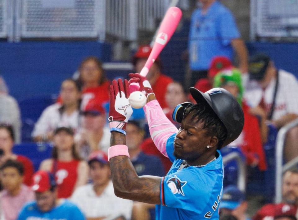 El jardinero de los Marlins Jazz Chisholm Jr. batea en el primer inning del partido ante los Filis de Filadelfia, celebrado el 12 de mayo de 2024 en Miami. Alie Skowronski/askowronski@miamiherald.com