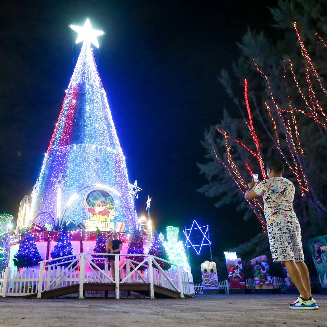 The giant Christmas tree is another signature attraction at Santa’s Enchanted Forest, which is leaving Hialeah Park. Daniel A. Varela/dvarela@miamiherald.com