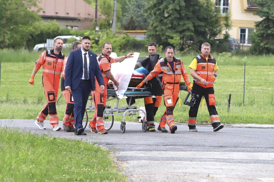 Rescatistas trasladan en camilla al primer ministro de Eslovaquia, Robert Fico, luego de recibir varios disparos, a un hospital en la localidad de Banska Bystrica, en el centro de Eslovaquia, el 15 de mayo de 2024. (Jan Kroslak/TASR vía AP)