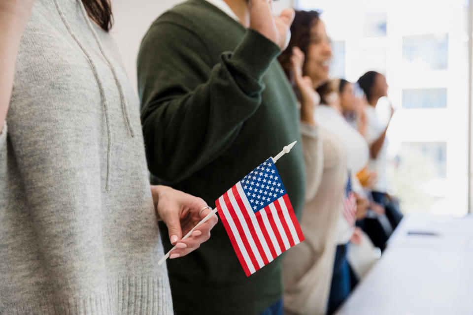 La 'green card' da derecho a residir y trabajar en Estados Unidos y, con el paso del tiempo, solicitar la ciudadanía estadounidense. Foto: Getty Images. 