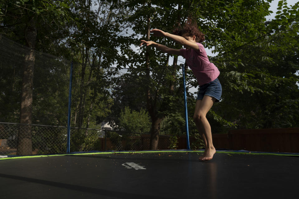 Emma Basques salta en un trampolín en su casa en Tualatin, Oregón, el 18 de septiembre de 2022. (Verónica G. Cárdenas/The New York Times).