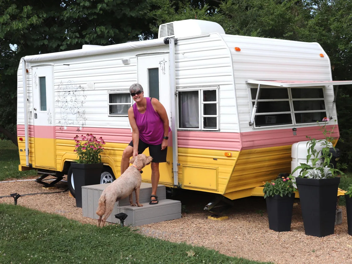 A Tennessee family transformed a $2,500 Craigslist RV into a glamorous Dolly Par..