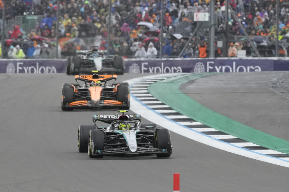 El piloto británico de Mercedes Lewis Hamilton maniobra su auto frente al McLaren de Lando Norris en el Gran Premio Británico el domingo 7 de julio del 2024. (AP Foto/Luca Bruno)