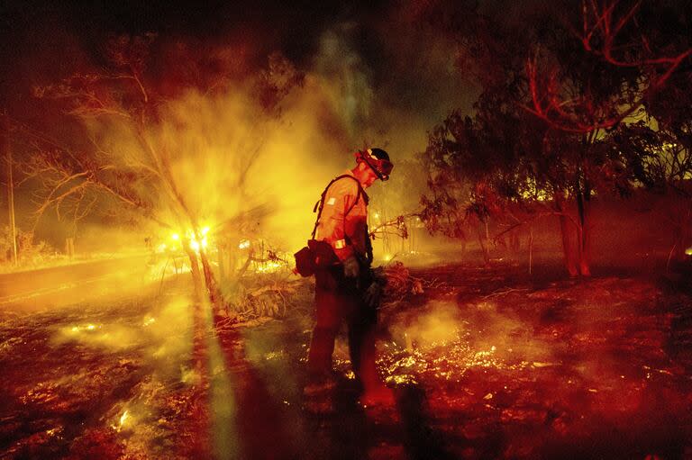 El bombero Chris Fritz trabaja para evitar que el incendio Aero se propague por la comunidad de Copperopolis del condado de Calaveras, California, el lunes 17 de junio de 2024.