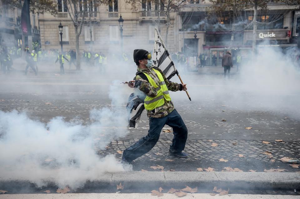 Antigovernment protesters clash with police in Paris