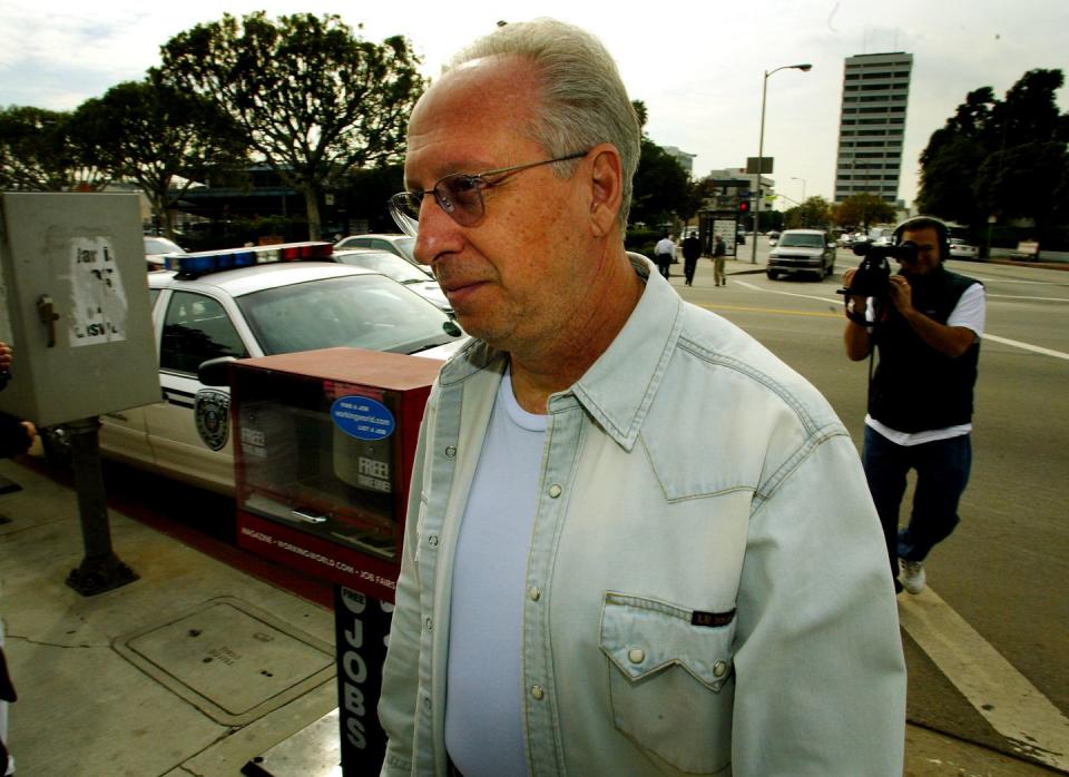 anthony pellicano walks into detention center in los angeles