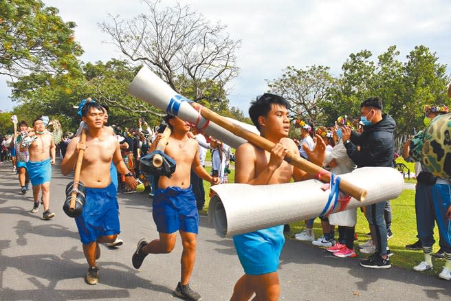 卑南族南王普悠瑪部落大獵祭告一段落，青少年僅著短褲跑回祭場，族人夾道歡迎凱歸。（莊哲權攝）