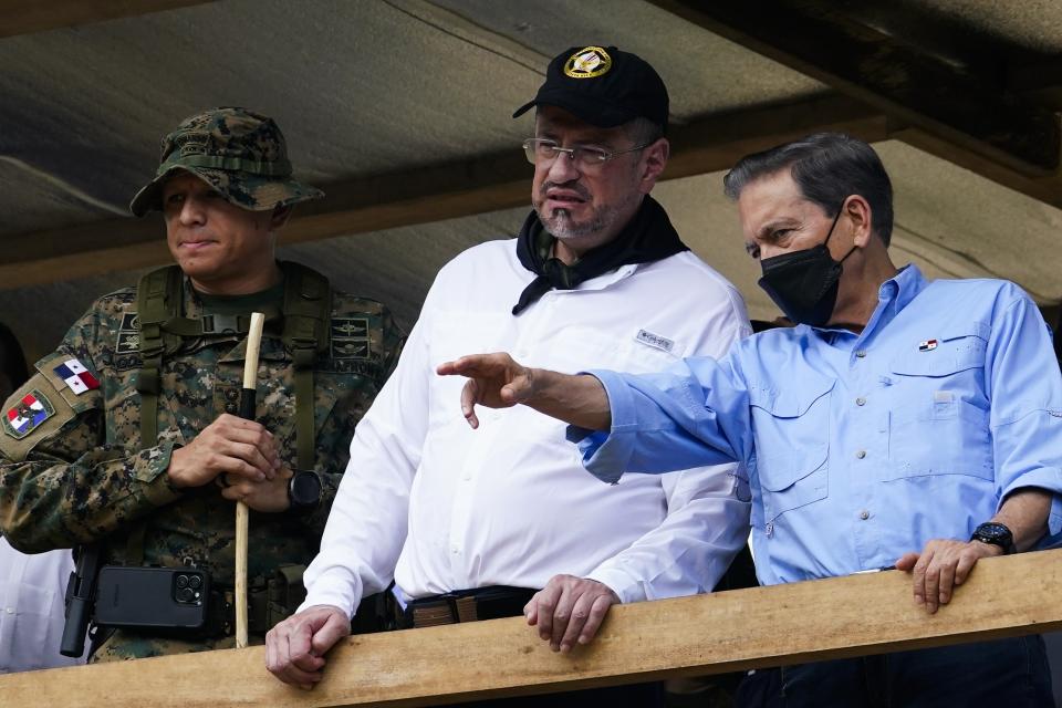 Panamanain President Laurentino Cortizo, right, Costa Rica's President Rodrigo Chaves, center, and Panamanian Border Police Director Jorge Gobea visit a migrant camp in Lajas Blancas, Darien province, Panama, Friday, Oct. 6, 2023. (AP Photo/Arnulfo Franco)