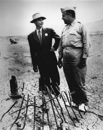 Robert Oppenheimer (izda.) y el General Leslie Groves (dcha.) en el punto 0 del ensayo nuclear. 1 de septiembre de 1945. <a href="https://commons.wikimedia.org/wiki/File:Robert_Oppenheimer_%28left%29_and_General_Leslie_Groves_%28right%29_at_Ground_Zero_of_the_nuclear_bomb_test_site.jpg" rel="nofollow noopener" target="_blank" data-ylk="slk:Digital Photo Archive, Department of Energy (DOE), cortesía de AIP Emilio Segrè Visual Archives;elm:context_link;itc:0;sec:content-canvas" class="link ">Digital Photo Archive, Department of Energy (DOE), cortesía de AIP Emilio Segrè Visual Archives</a>