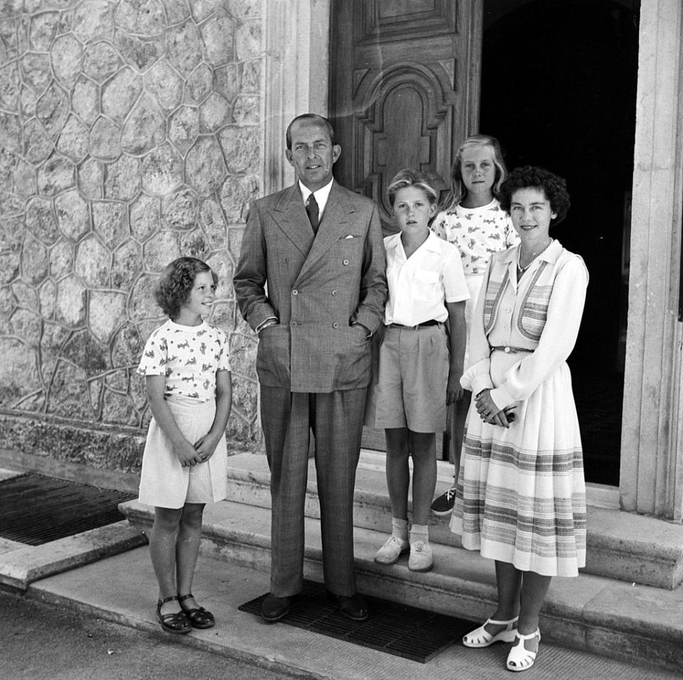 Los reyes Pablo y Federica de Grecia y sus tres hijos, Sofía, Constantino e Irene, alrededor de 1950.