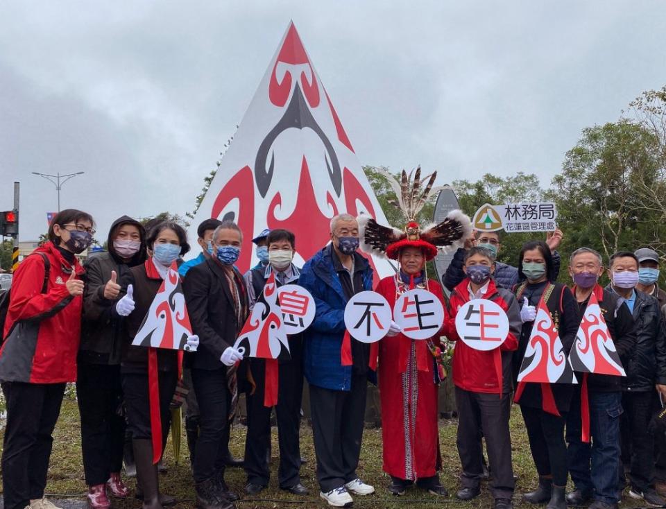 大農大富平森園區新亮點，阿美族藝術家優席夫的裝置藝術「生生不息」昨日啟用。(記者林有清攝)