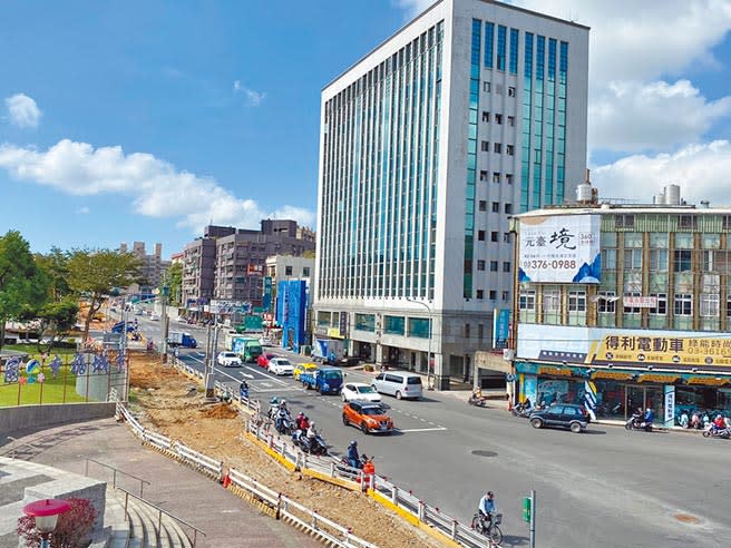 桃園捷運綠線G06站體工程16日開始，屆時道路將縮減，桃園市捷運工程局請民眾經過時注意、減速慢行。（賴佑維攝）