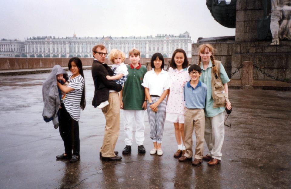 From left to right: Ronan Farrow, Lark Previn, Woody Allen, Dylan Farrow, Fletcher Previn, Daisy Previn, Soon-Yi Previn, Moses Farrow and Mia Farrow.