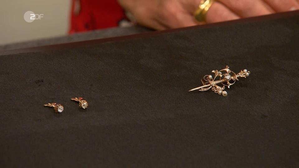 Die über 120 Jahre alten Schmuckstücke, eine Herren-Brosche und Ohrstecker aus Gold, schätzte die Schmuckexpertin auf 800 bis 900 Euro. (Bild: ZDF)