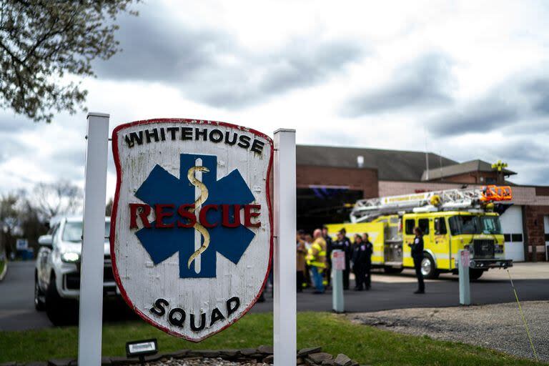 Personal de emergencia mantuvo reuniones en Whitehouse Station, Nueva Jersey, cerca de donde se registró el epicentro del sismo.    (EDUARDO MUNOZ ALVAREZ / GETTY IMAGES NORTH AMERICA / Getty Images via AFP)