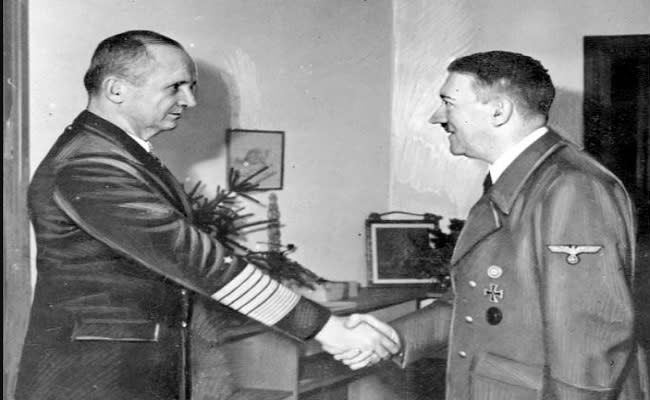 Adolf Hitler y Karl Dönitz, el militar que lo reemplazó al frente del Tercer Reich tras su suicidio (imagen vía Wikimedia commons)