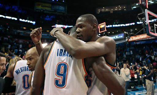 Kevin Durant (D) abraza a su compañero Serge Ibaka (#9), de los Oklahoma City Thunder tras el triunfo antes los Phoenix Suns, el 3 de noviembre de 2013, en el estadio Chesapeake Energy Arena en Oklahoma. (GETTY IMAGES NORTH AMERICA/AFP | Brett Deering)