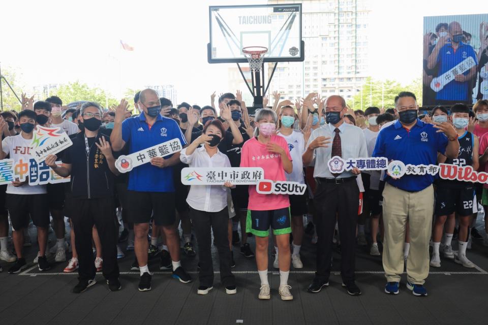 盧秀燕到場鼓勵大專校院3x3籃球錦標賽參賽選手。（大會提供）