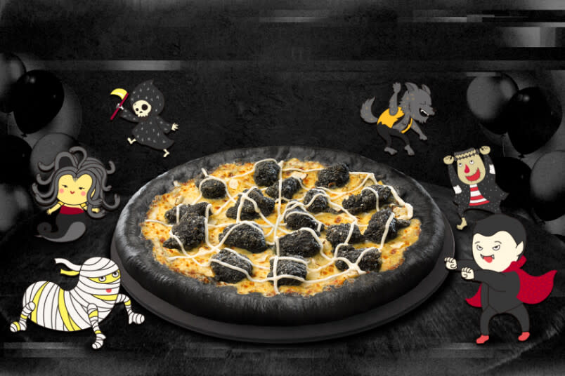 <p>Halloween themed garlic bamboo charcoal chicken pizza (Courtesy of Pizza Hut Taiwan)</p>
