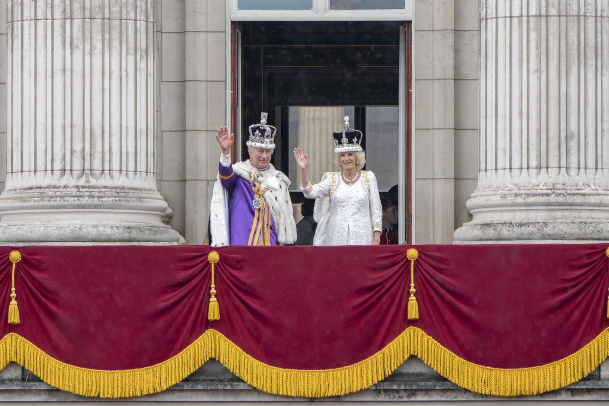 El rey Carlos y la reina Camilla en el balcón del palacio de Buckingham el día de la coronación del rey en Londres, el 6 de mayo de 2023. (Andrew Testa/The New York Times)