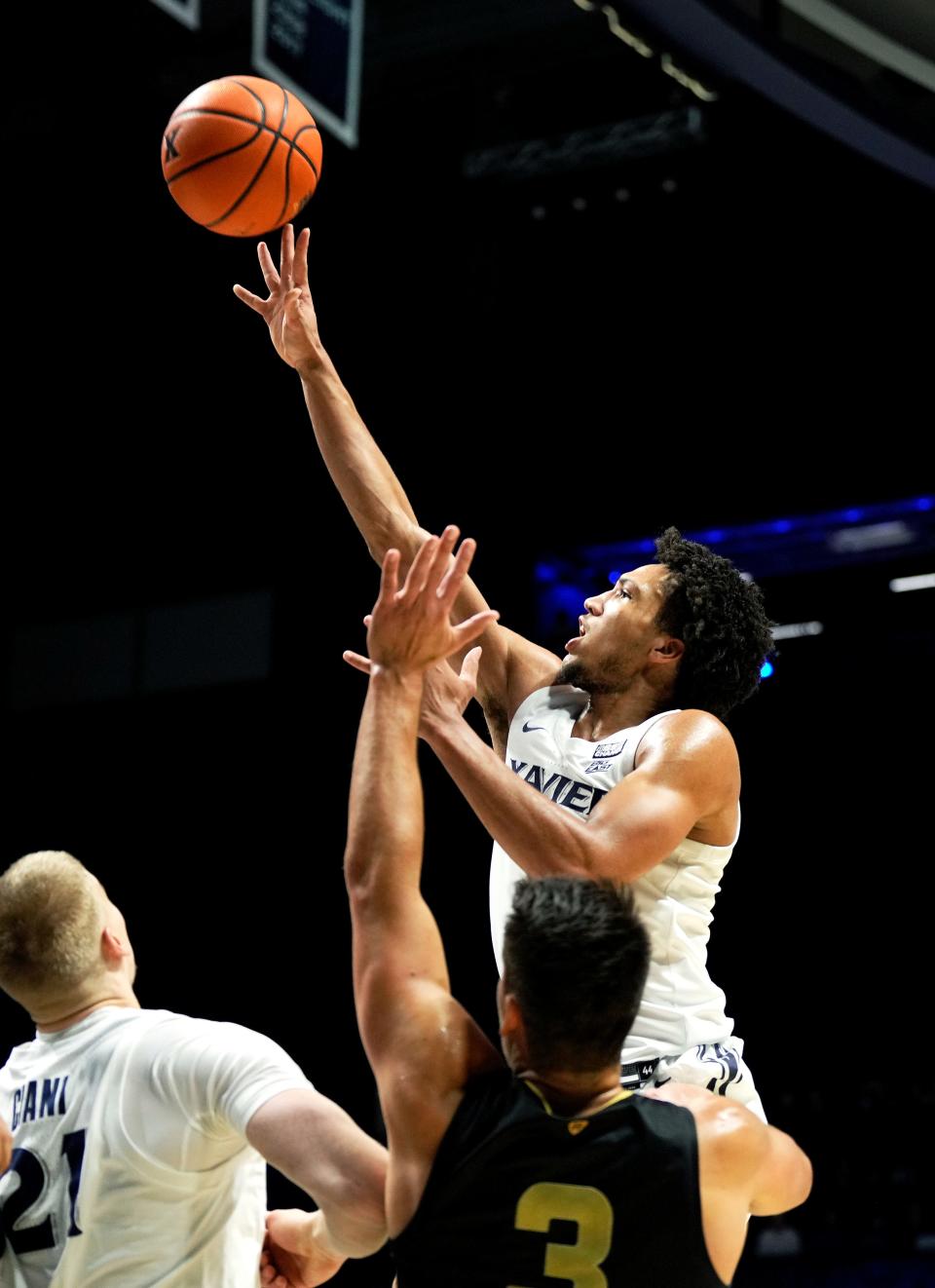 Xavier guard Desmond Claude (1) scored 24 points as the Musketeers faced Oakland Golden Grizzlies Monday, November 27, 2023 at the Cintas Center. Xavier lost 78-76.