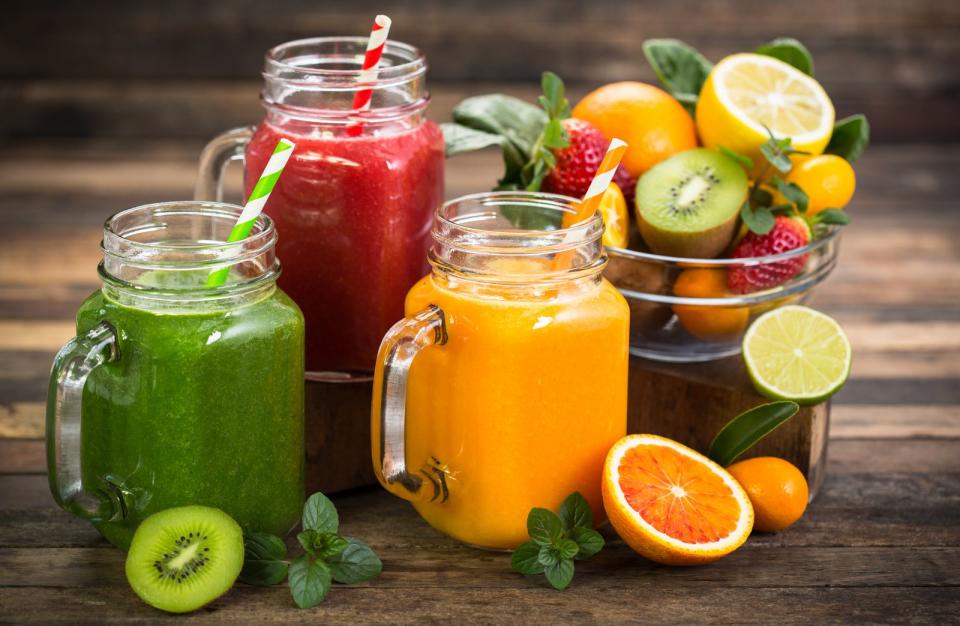 Sie sehen so gesund aus, aber sind sie es auch wirklich? Smoothies gelten als perfekte (Zwischen-)Mahlzeit, mit vielen Nährstoffen und Vitaminen. Doch in den Getränken ist auch jede Menge Fruchtzucker, da sie pro Portion aus mehreren Stücken Obst bestehen. Es gilt: sparsam genießen. (Bild: iStock / pilipphoto)