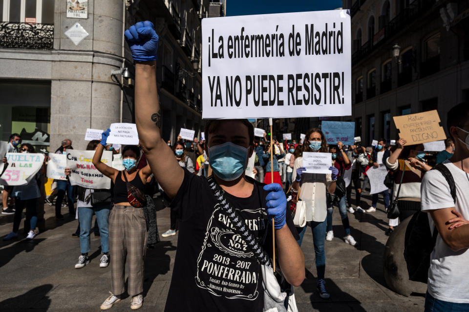 Las pancartas para la reflexión de enfermeros y enfermeras sobrepasados en Madrid