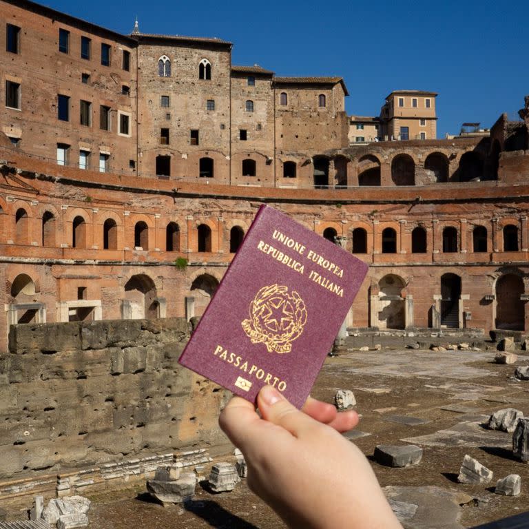 Tramitar el pasaporte italiano es uno de los motivos por los que es necesario tener los datos personales actualizados para evitar multas