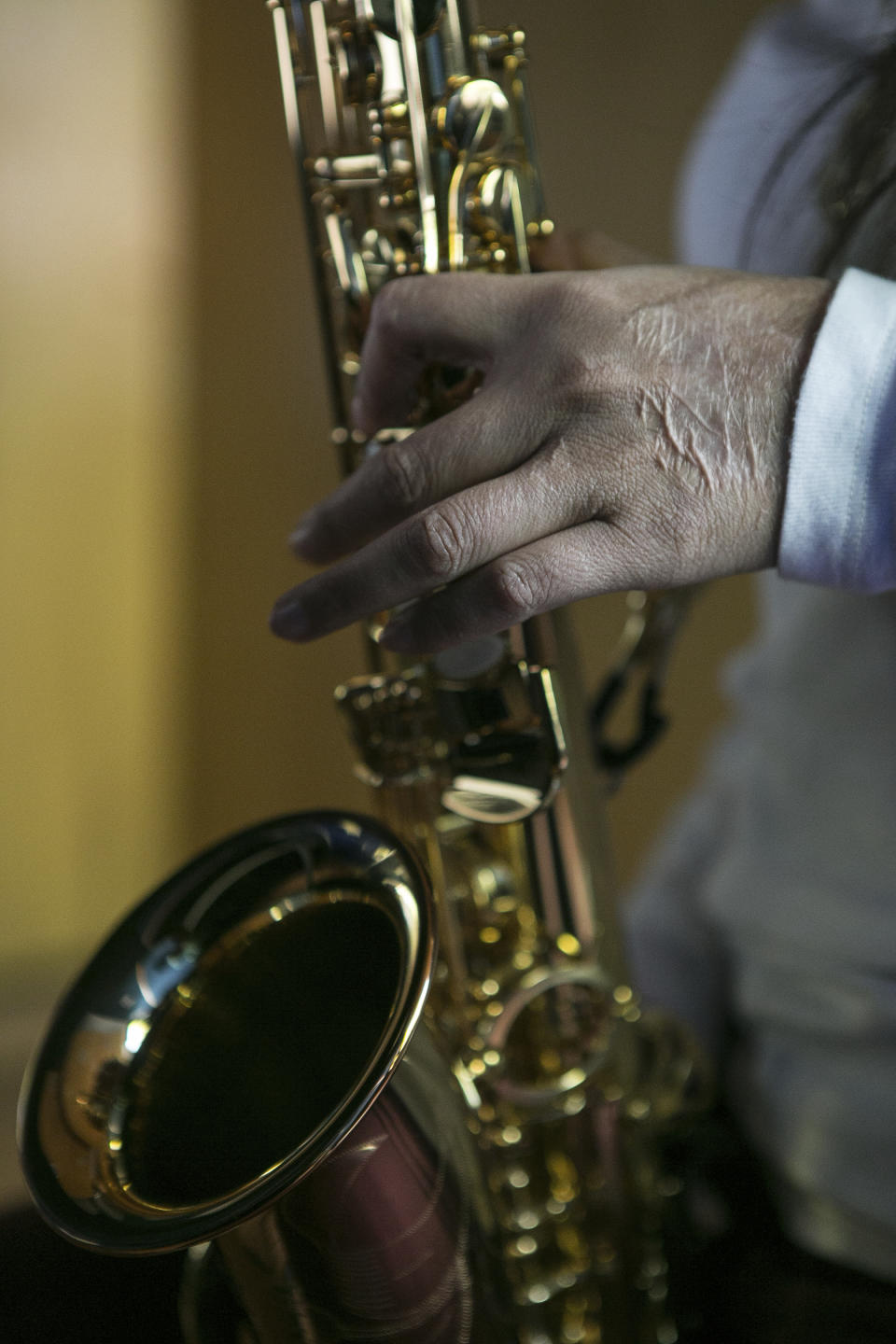 María Elena Ríos, sobreviviente de un ataque con ácido, toca su saxofón durante un ensayo en la facultad de música de la Universidad Nacional Autónoma de México, en la Ciudad de México, el martes 14 de febrero de 2023. Algunos de los atacantes y el exnovio, quien ordenó el ataque con ácido, están en la cárcel. Su amor por el instrumento, dice, está ayudando a sanar las cicatrices psicológicas dejadas por el ataque. (Foto AP/Ginnette Riquelme)