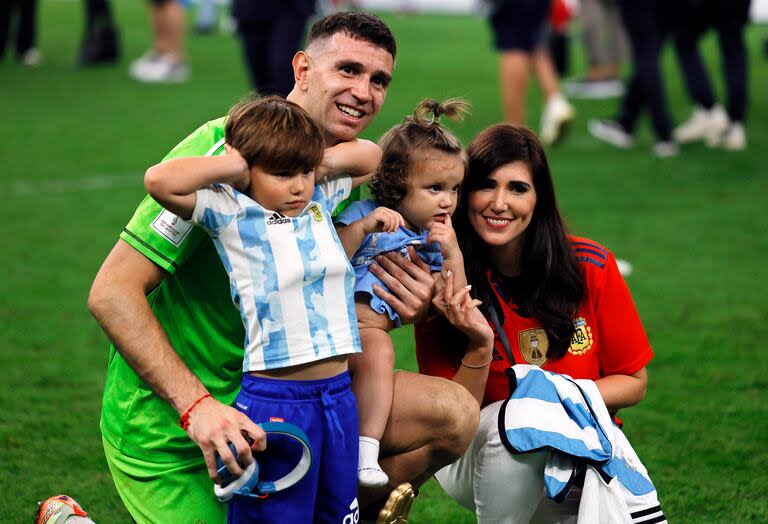 Emiliano Martínez, junto a Mandinha Martínez y sus, hijos Santiago y Ava, en la final de la Copa Mundial 2022