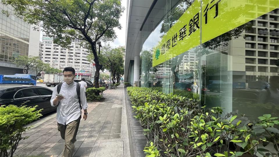 銀行雨天收傘，民眾此時想貸款難度變高。（示意圖／東森新聞張琬聆攝）