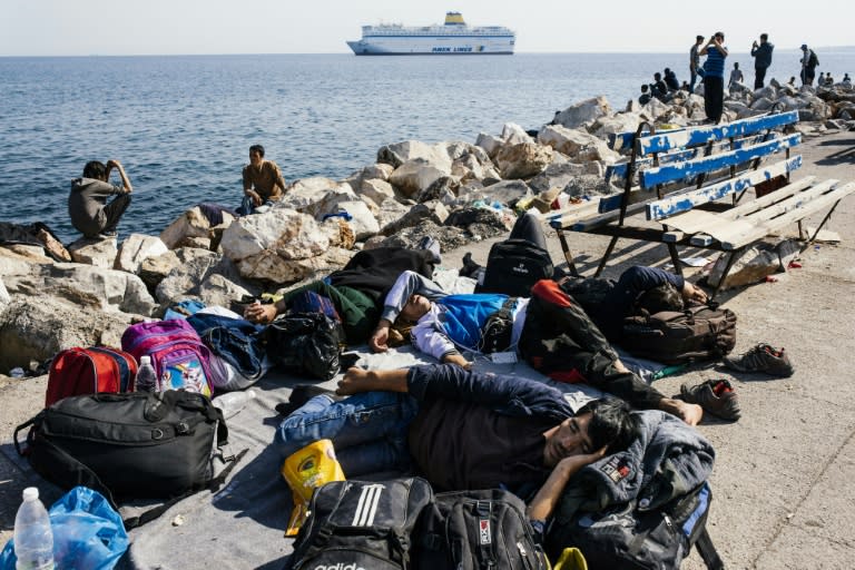Repos pour les migrants au port de l'île de Lesbos où ils viennent d'arriver venant de Turquie, le 16 octobre 2015