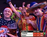 Wieder überzeugen die Fans durch farbenfrohe Outfits. Auch diese Anhänger von Terry Jenkins haben sich einiges einfallen lassen. Stimmungsfroh und - mutmaßlich - nicht nur freudestrunken feuern sie ihren Liebling im ehrwürdigen Ally Pally an