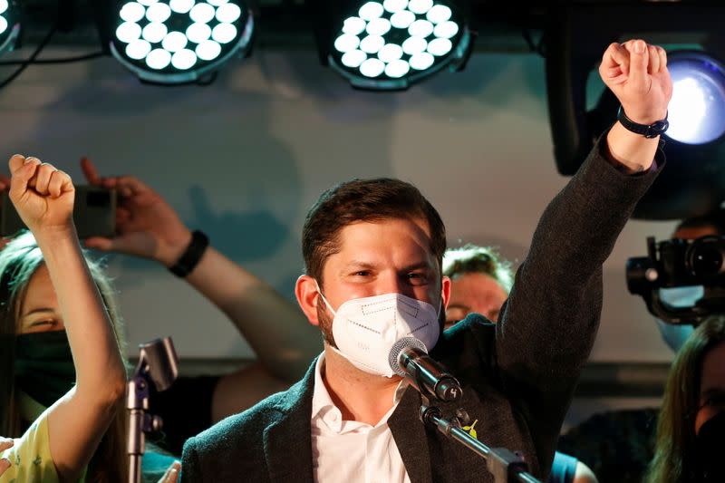 El candidato izquierdista Gabriel Boric leventa el puño durante su discurso tras quedar segurndo en la primera vuelta de las elecciones presidenciales en Santiago, Chile.