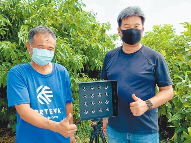 埤頭鄉農民謝茂興（左）向廠商租用陳列式超音波驅鳥器，短短一周就不再有野鳥光顧，讓他直呼太讚了。（吳建輝攝）
