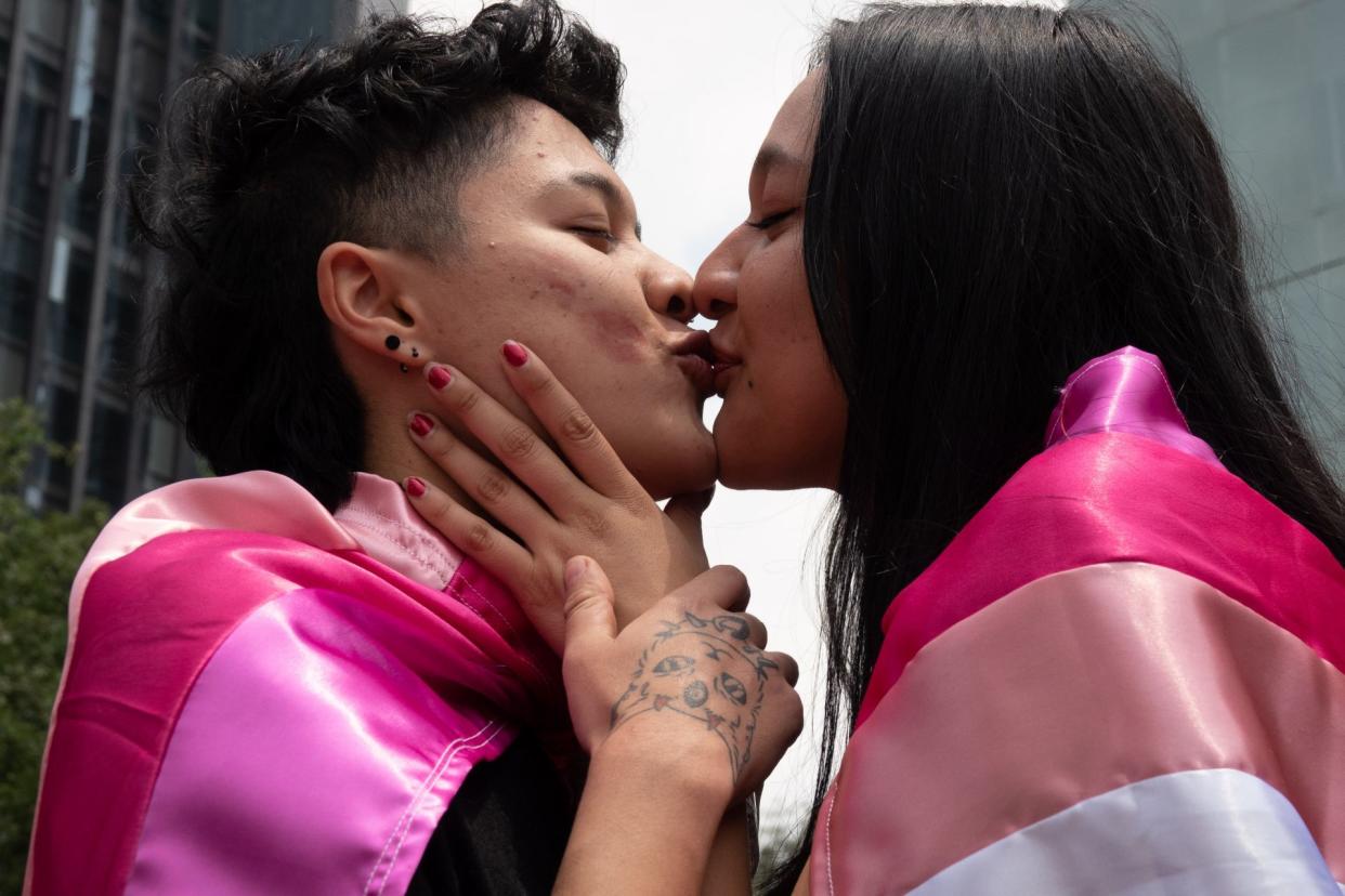 Mujeres participantes en la llamada 'Marcha Lencha' en la CDMX. Justo después de ella se dio un caso de discriminación en el centro comercial Reforma 222 contra unas mujeres que portaban una pancarta del orgullo gay. FOTO: GRACIELA LÓPEZ /CUARTOSCURO.COM