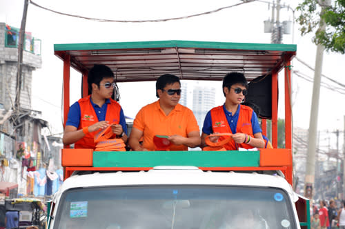 Jailed Senator Jinggoy Estrada with sons Jolo (left) and Jules during a campaign sortie in the 2010 elections. (Philippine Senate)